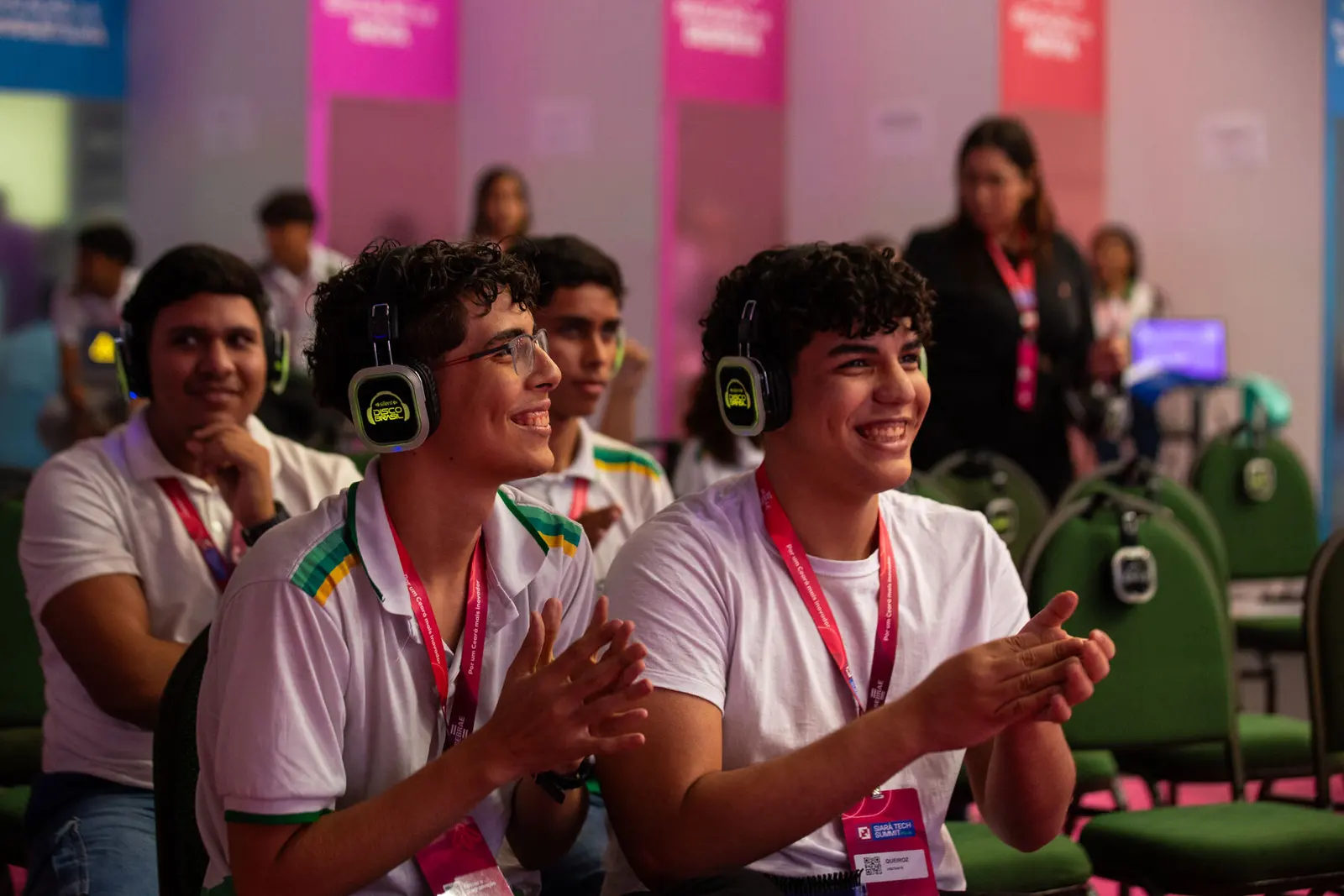 Participantes do Siará Tech Summit comemorando durante uma apresentação